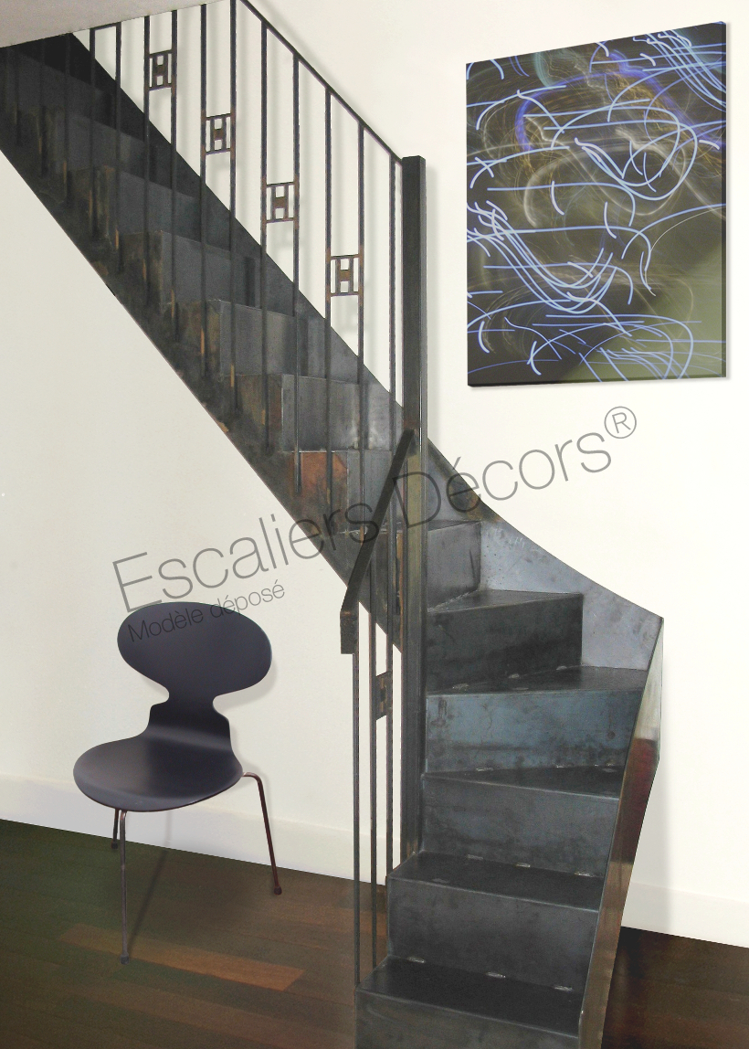 Photo DT64 - ESCA'DROIT® Art Déco 1/4 Tournant Intermédiaire. Escalier métallique d'intérieur un quart tournant pour une décoration élégante.